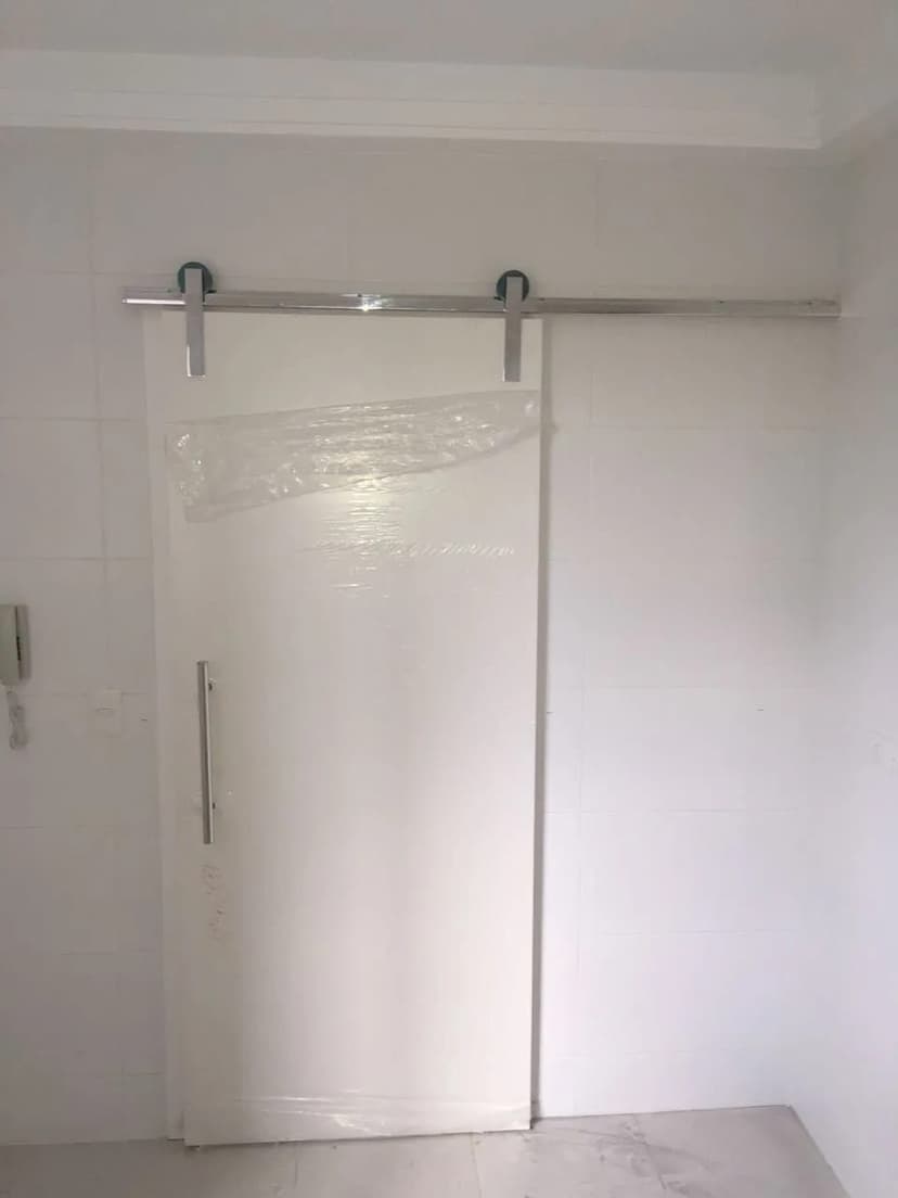kit Roldana Aparente Inox, Folha Lisa Fundo Prime Branco e puxador H 30cm